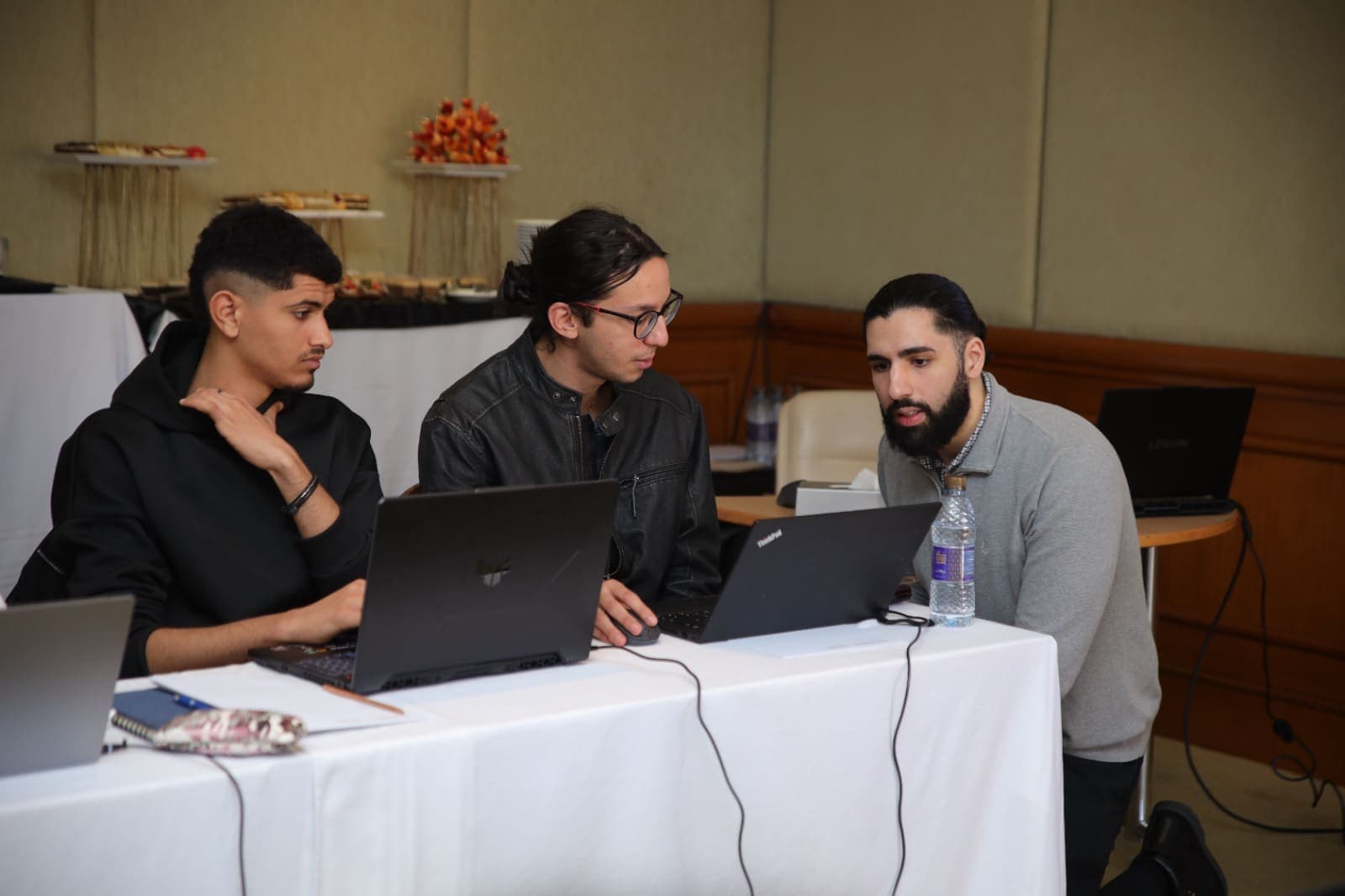 Howdang Rashid working through a hands-on exercise with attendees at their laptops